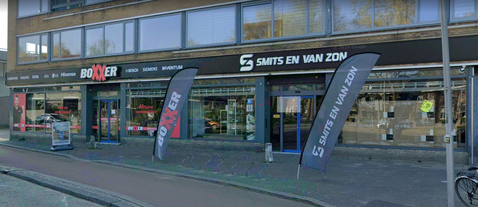 Het lokale team van Smits en van Zon voor hun winkel in Oss